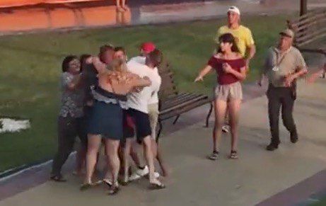 Несколько мужчин, а также и женщин были сняты в момент драки, сопровождаемой обменом нецензурной лексикой.
