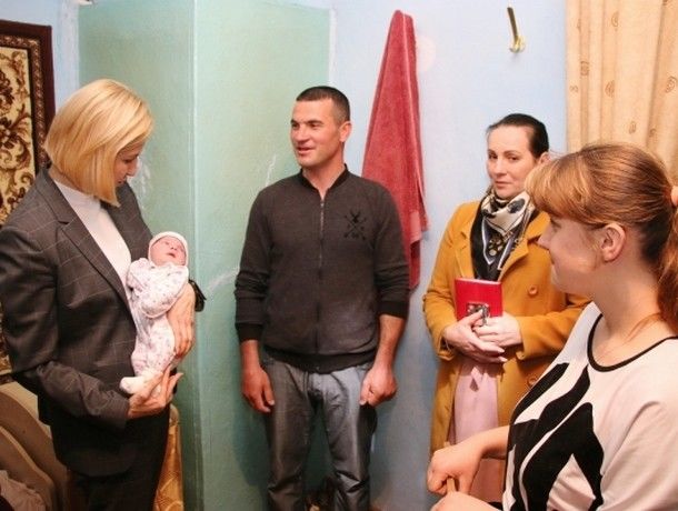 У Дмитрия и Дианы Капсамун из села Гайдар четыре дочери, в том числе новорожденные двойняшки.