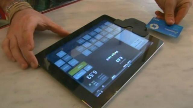 Cea mai ieftina tableta Surface costa 499 dolari, iar cea mai scumpa 699 dolari, incluzand aici si tastatura tactila.