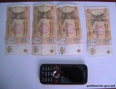 Asupra acestuia a fost depistat un telefon mobil, pe care-l intenţiona să introducă în penitenciar, contra unei recompense băneşti în mărime de 800 de lei. 