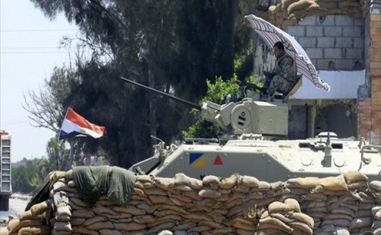  Militanţii islamişti au atacat forţele de securitate din Peninsula Sinai, au informat autorităţile egiptene, preluate de Reuters. 