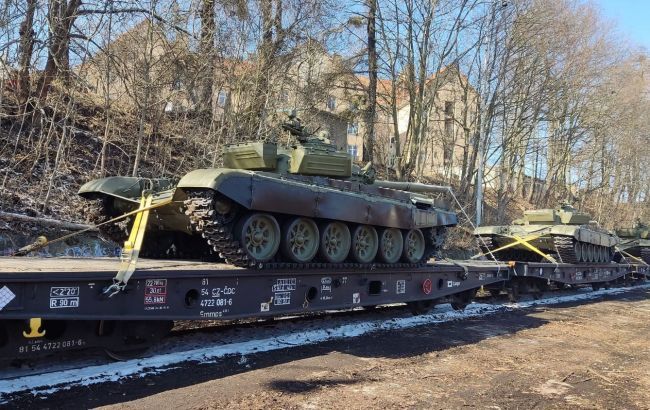 Чехия передала Украине несколько десятков советских танков и БМП.