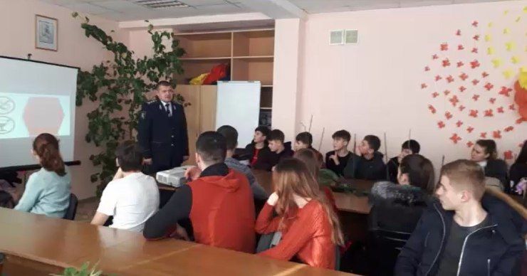 Полицейские проводят информационно-воспитательные мероприятия в школах.