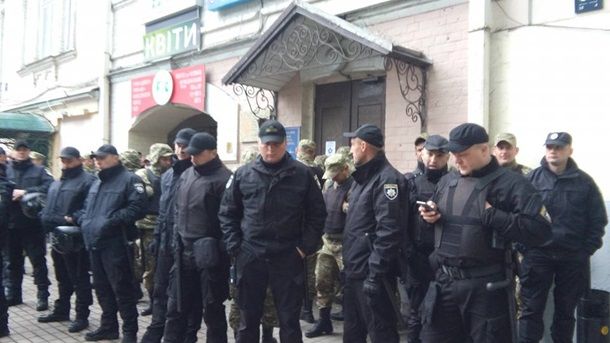 Силовики не выпускают находящихся внутри активистов, но и требований не выдвигают.