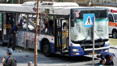 Imaginile surprinse de televiziunile israeliene arată un autobuz plin de fum, ale cărui geamuri sînt sparte, notează Reuters. 