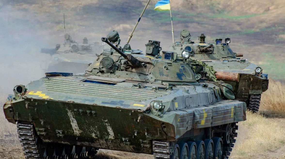 Forbes: Украина мобилизует больше мужчин, но для них может не хватить бронетехники.