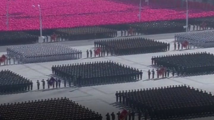 Paradă militară grandioasă în Coreea de Nord înainte de JO de Iarnă