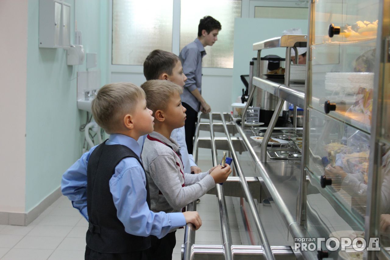 Родители требуют убрать из рациона школьников сосиски и колбасы.