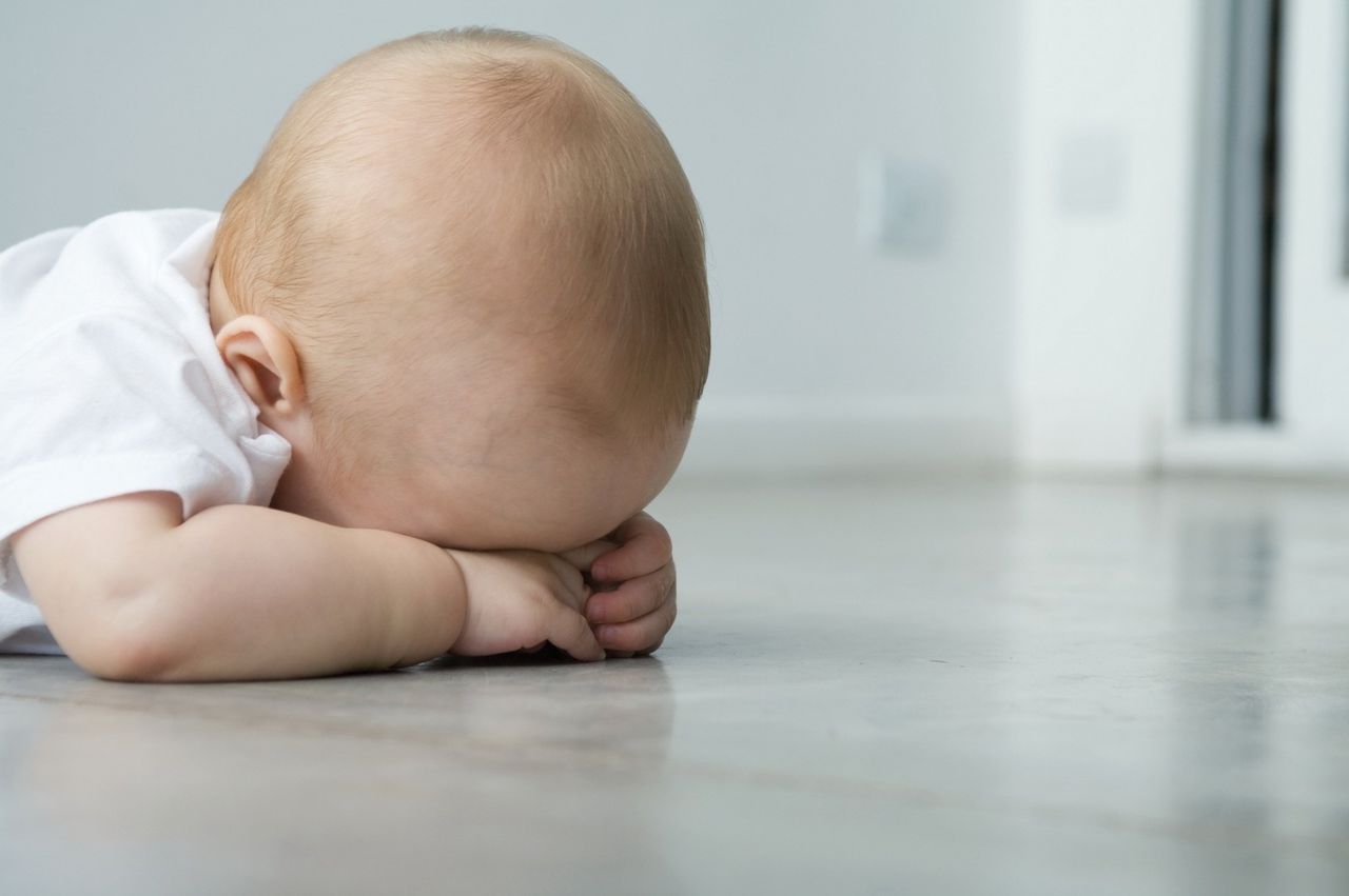 Un bebeluș de doar 10 luni a fost bătut de tatăl său, un tânăr în vârstă de 23 de ani, care în momentul incidentului se afla în stare de ebrietate.
