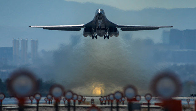 Самолет B-1B Lancer — сверхзвуковой стратегический бомбардировщик с крылом изменяемой стреловидности.