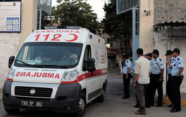 В результате взрыва ранены несколько человек.