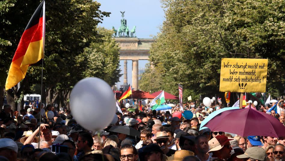 В Берлине проходит многотысячная акция протеста против ограничительных мер.