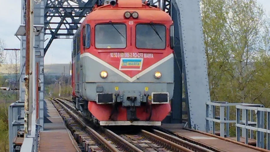 Prima locomotivă românească de ecartament standard a traversat Prutul în Republica Moldova.
