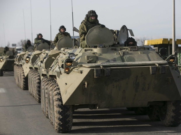 Autoritățile de la Kiev au anunațat astăzi că zeci de tancuri, echipamente de artilerie şi soldaţi din Rusia au intrat în estul separatist al Ucrainei, unde cinci soldaţi au fost ucişi în ultimele 24 de ore, transmite mediafax.ro.