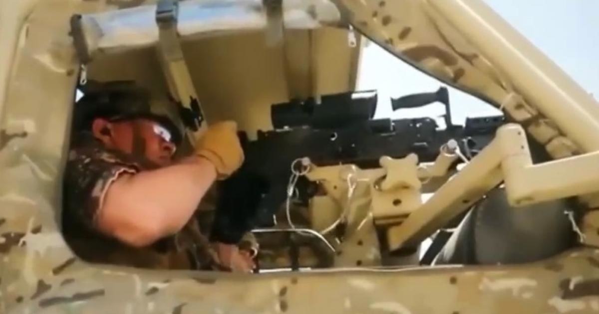 Regele care participă la un exercițiu militar cu muniție reală. Foto: Captură video