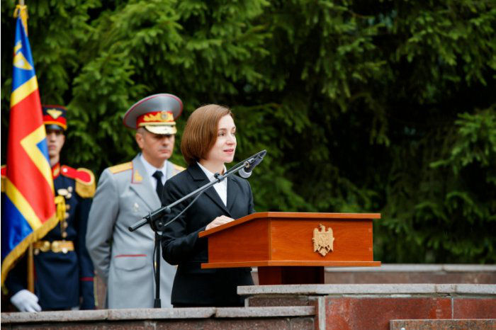 В День Национальной армии Майя Санду вручила награды и почтила память ветеранов