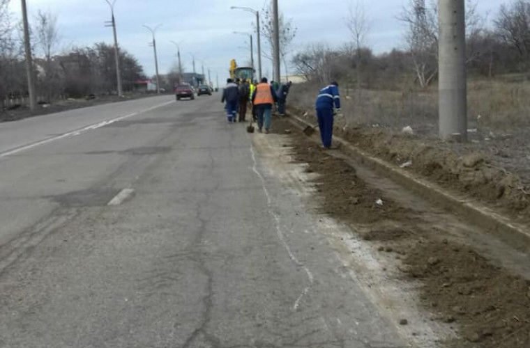 Работы по уборке в секторах столицы продолжаются.