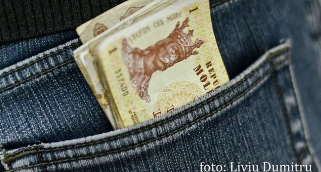 Leul moldovenesc își continuă deprecierea în raport cu valutele de referință.