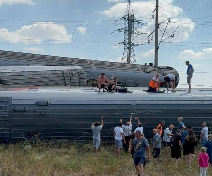 В России поезд сошел с рельсов после столкновения с КамАЗом: более 100 пострадавших.