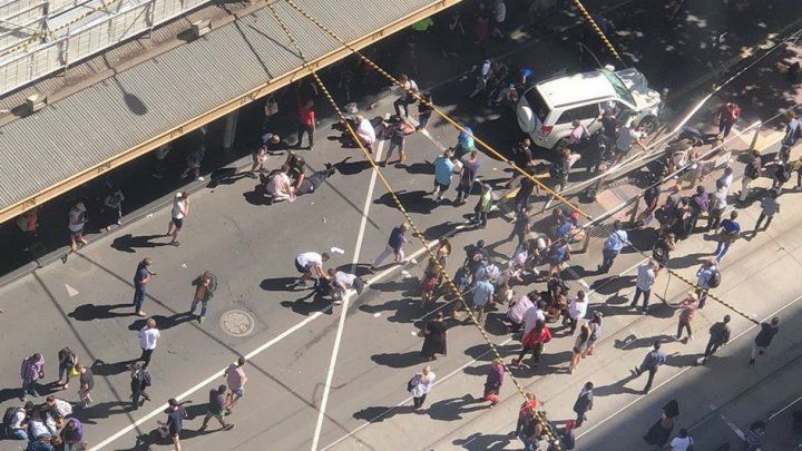 Melbourne: O mașină a intrat în pietoni. 16 persoane, rănite