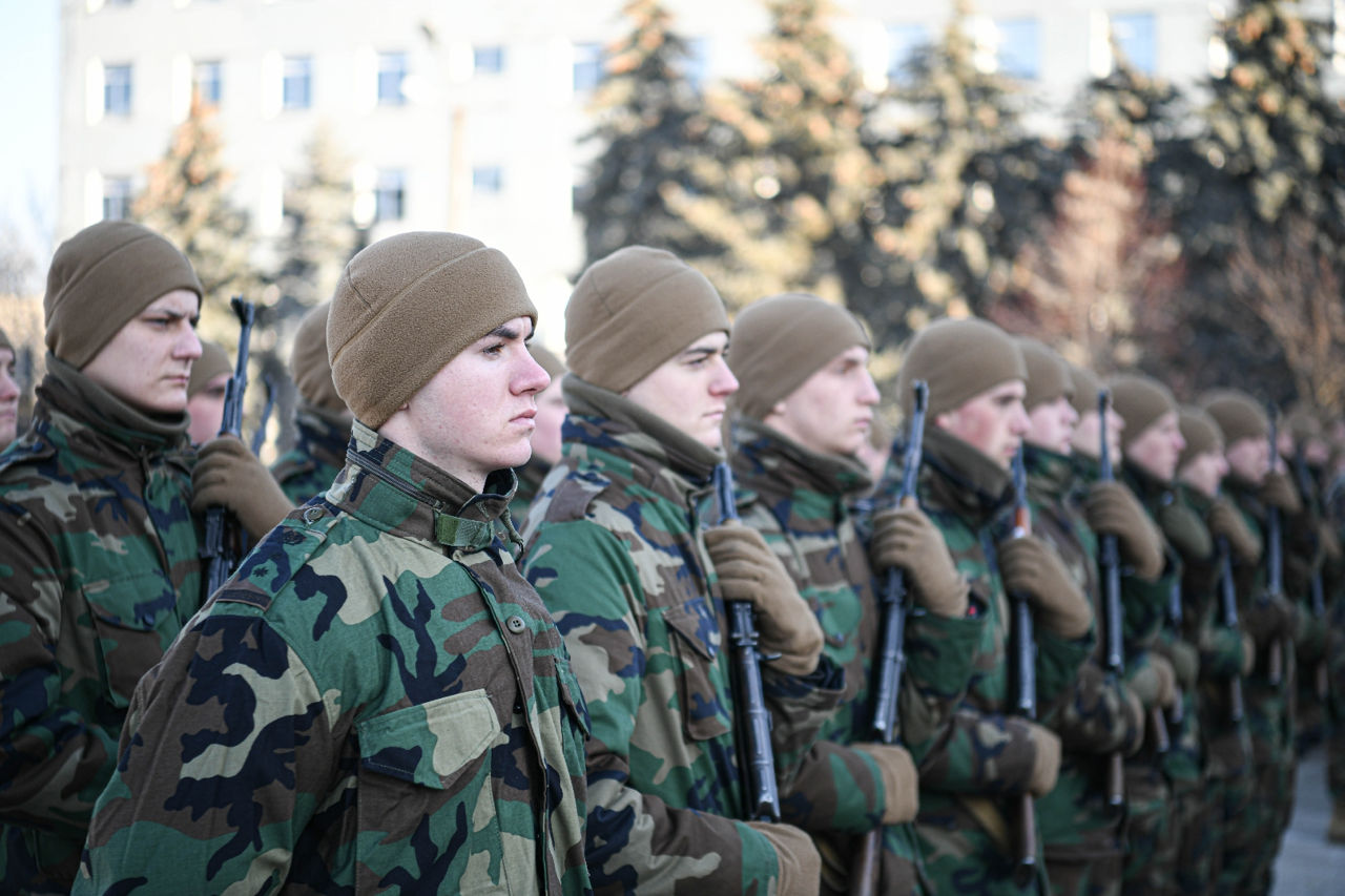 Более 150 новобранцев приняли военную присягу.