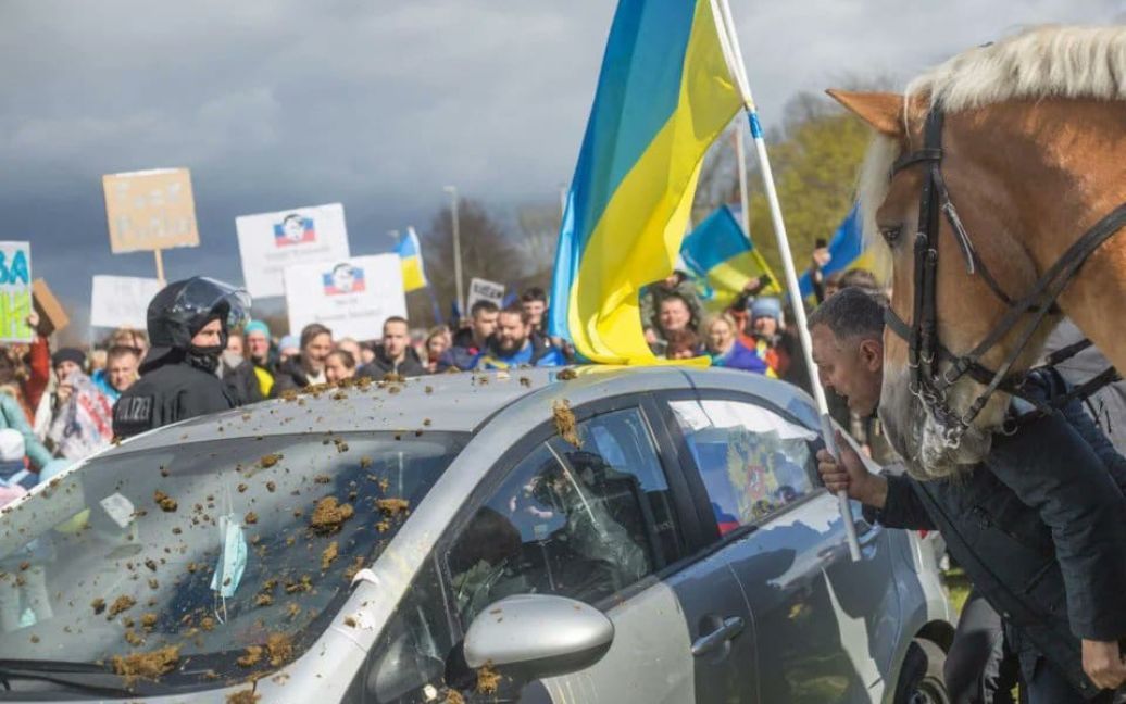 В Германии участников автопробега за РФ забросали лошадиным дерьмом.