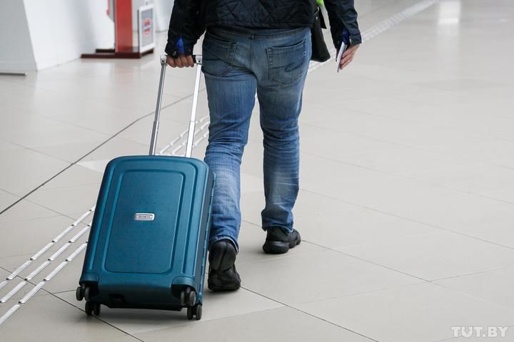 В аэропорту Кишинева у трех пассажиров нашли более 74 тысяч долларов, драгоценности и монеты.