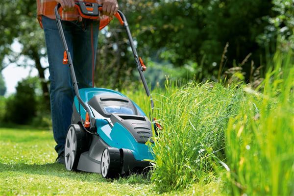 Adrenalină şi motoare încinse la maximum! În Anglia a avut loc o cursă cu maşini de tuns iarbă