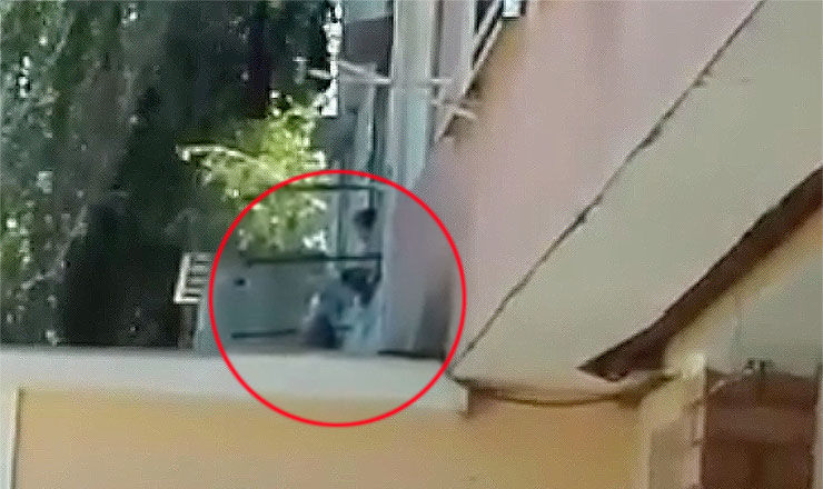 В Кишиневе ребенок висел на бельевых верёвках.