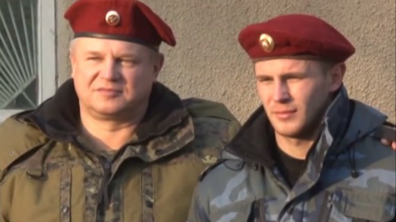 Максим Кузьмичев (справа) совершенно свободен.
