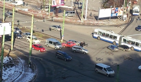 Accident în lanţ în sectorul Botanica al capitalei. Patru automobile au fost avariate la intersecţia bulevardelor Dacia şi Decebal.