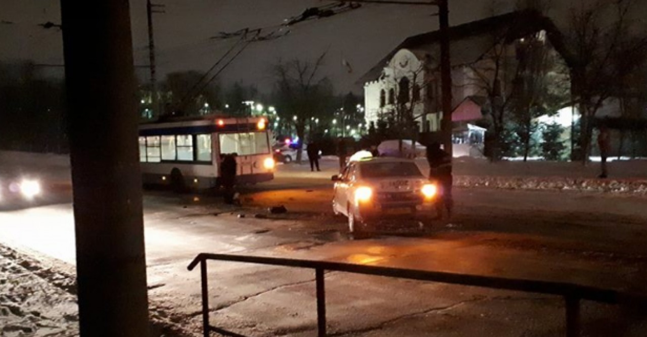 Încă un accident cu implicarea unui taxi și troleibuz. Foto: unimedia