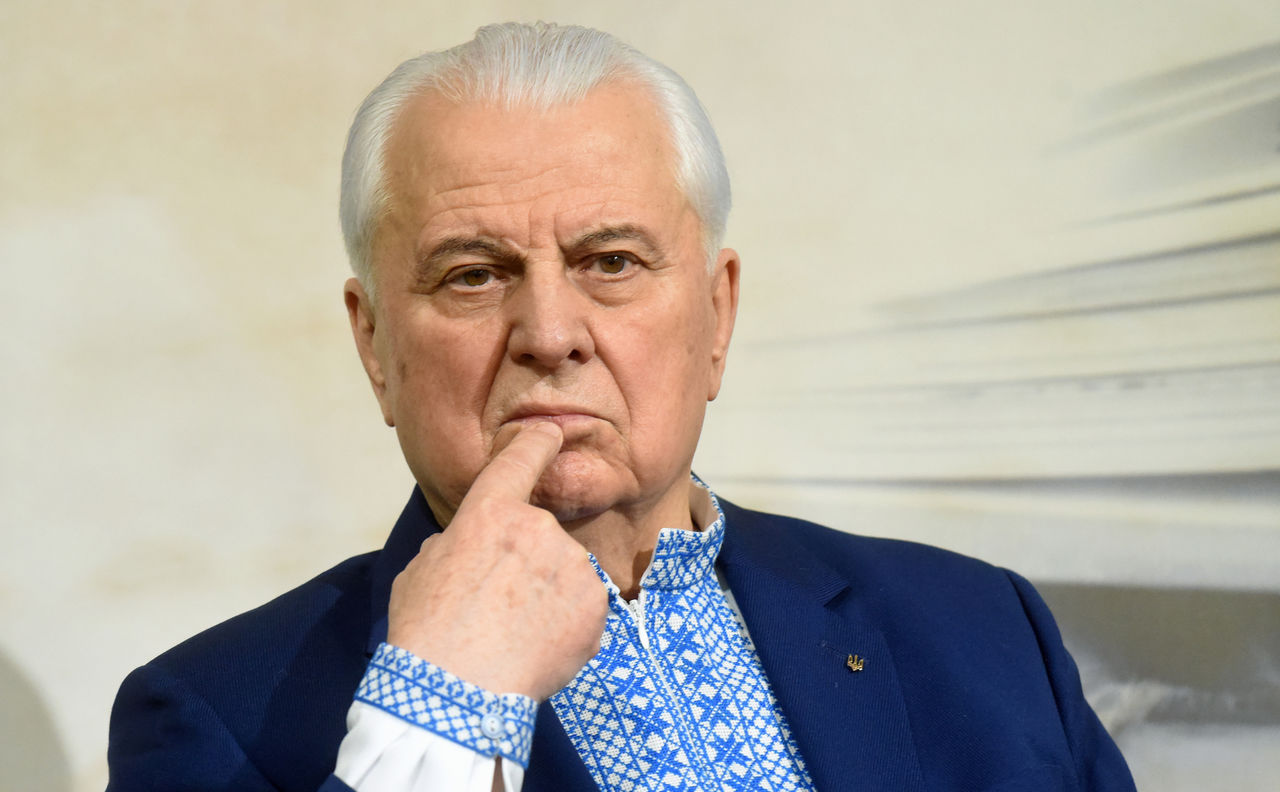Экс-президент Украины объяснил свои слова о "встрече" Гитлера и Сталина.
