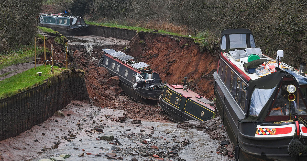 O prăpastie gigantică a înghițit mai multe bărci în Marea Britanie.