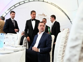 În luarea sa de cuvînt, Premierul a urat mult succes "Vinăriei Purcari" şi a mulţumit celor care, prin munca lor, au contribuit la succesul acestei companii.