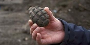 Fiind în stare de ebrietate bărbatul a luat o grenadă, i-a sos inelul de siguranță și a aruncat-o în curtea vecinului.