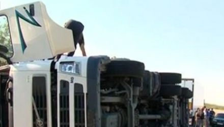 Un tir plin cu carne s-a răsturnat la intrarea în raionul Căuşeni. 