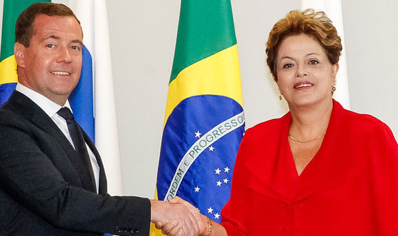 Într-un pantof şi un papuc de casă, Dilma Rousseff a arătat ca de obicei elegantă, îmbrăcată într-un sacou roşu şi pantaloni negri. 