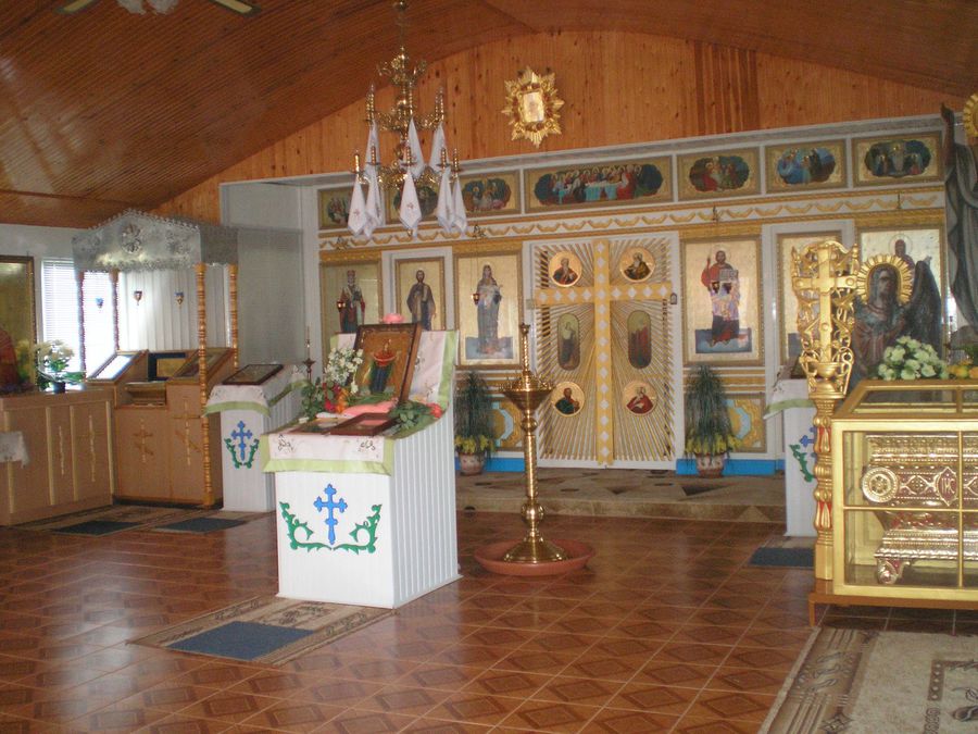 Biserica poartă hramul Cuvioasei Parascheva, sărbătorită pe 27 octombrie.