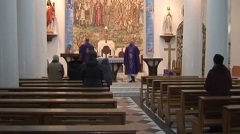  "Credem că Iisus o să-i îndrume, astfel încât noul Papă sa fie bun şi demn de această calitate", a menţionat o femeie. 