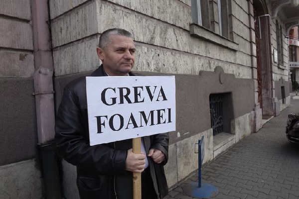Gheorghii Ormanji, ameninţă cu greva foamei, dacă autorităţile nu vor oferi bani pentru reparaţia drumurilor. 