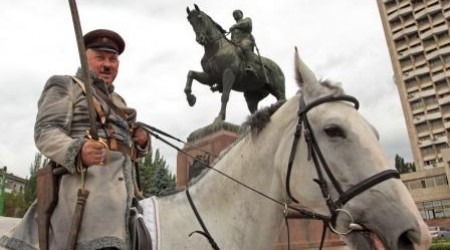Котовский «ожил» и помахал шашкой властям.