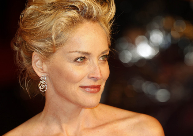 Actriţa Sharon Stone şi supermodelul Kate Moss s-au sărutat zgomotos pe buze în cadrul unei licitaţii caritabile.