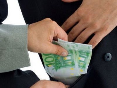 За эту сумму офицер полиции обещал не возбуждать уголовного дела.