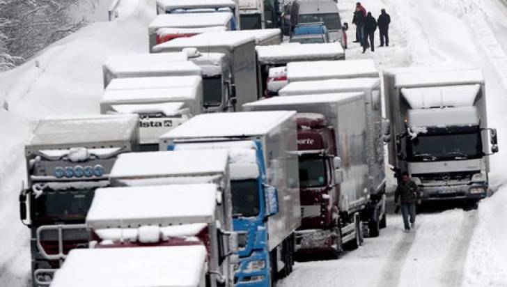 Potrivit informaţiilor iniţiale, între maşinile implicate în coliziune se află şi câteva tiruri