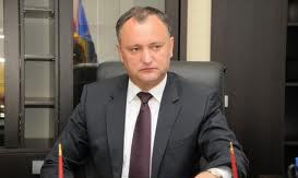 Victor Șelin adună semnături pentru organizarea unui referendum național. Foto: replika.md