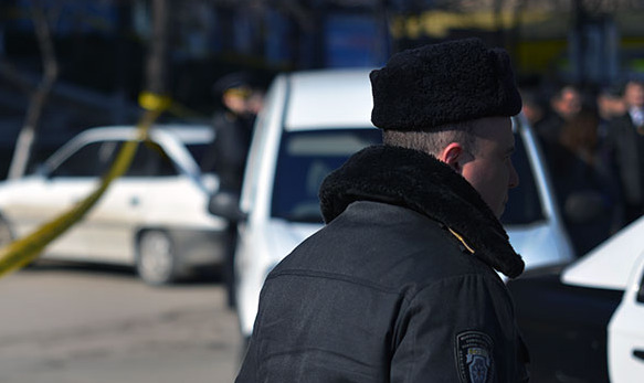 Полицейский, угрожавший в пьяном виде девушке, отделался условным сроком и штрафом.