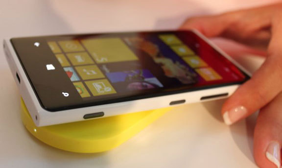 Крышка корпуса и внутренние компоненты Lumia 820 содержат материалы на био-основе.