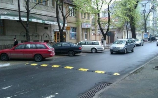 Accidentul a avut loc după ce şoferiţa unui Nissan care, venind pe strada Eminescu, n-a mai putut opri maşina în timp util
