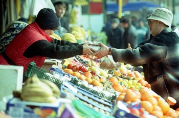 Comercianții din piețele agricole din Chișinău se plâng de vânzări slabe, care durează de câteva luni, iar motivul, o recunosc franc și ei, constă în prețurile exagerate la produsele agroalimentare.